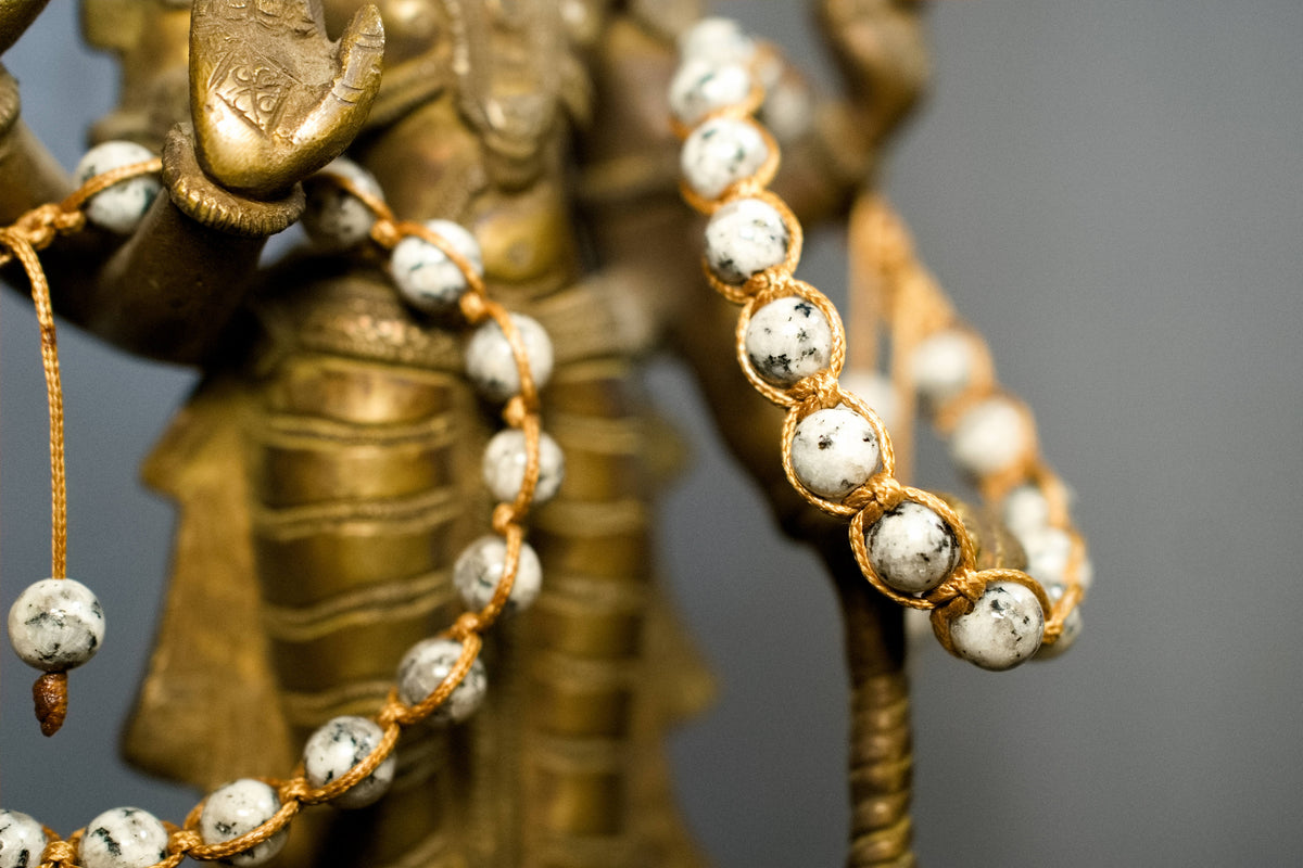 Inquadratura angolata della struttura e delle pietre naturali del bracciale cod.BRAC13.