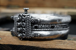Primo piano dell'ingegnosa apertura a vite nascosta nel design del bracciale antico in argento