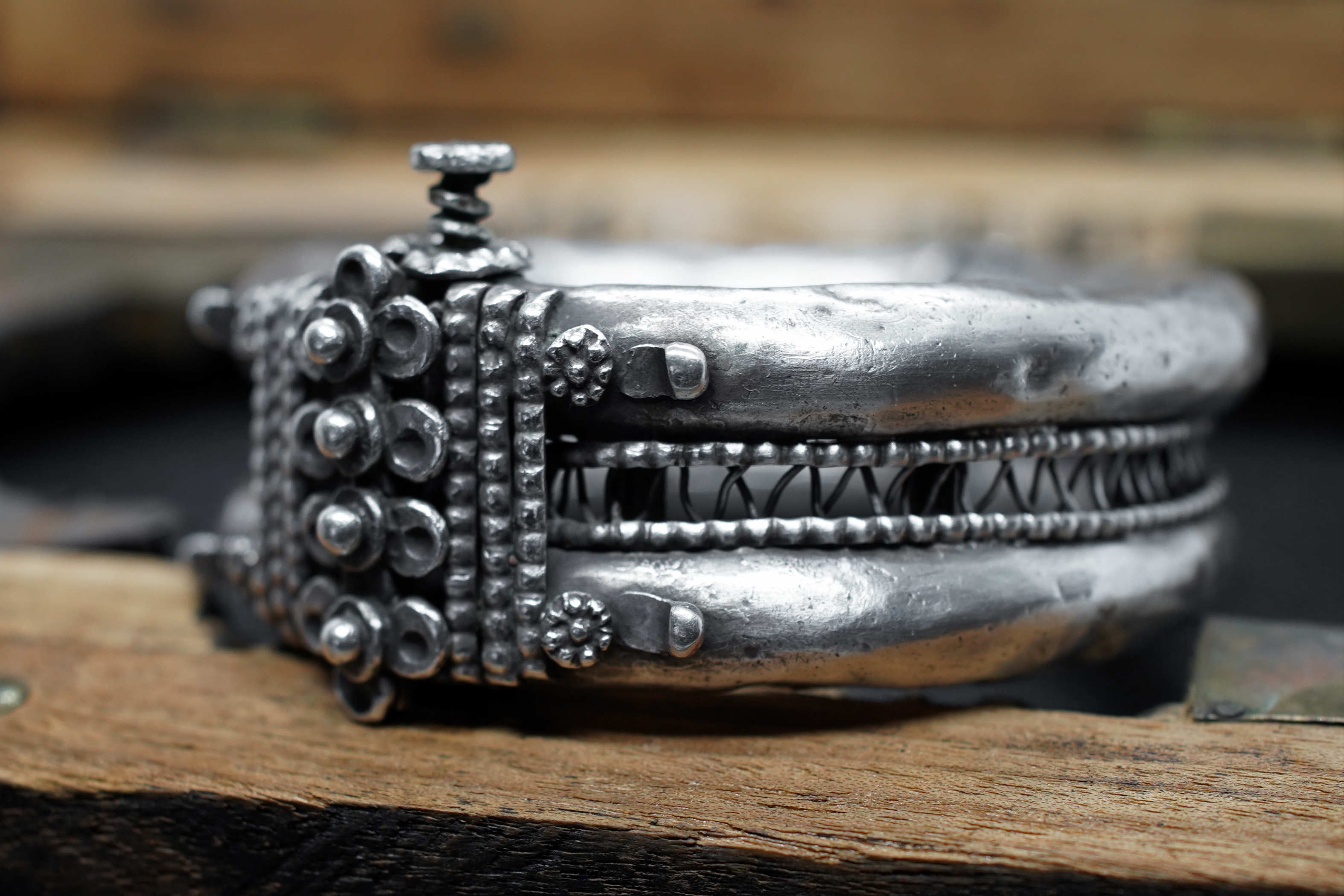 Primo piano dell'ingegnosa apertura a vite nascosta nel design del bracciale antico in argento