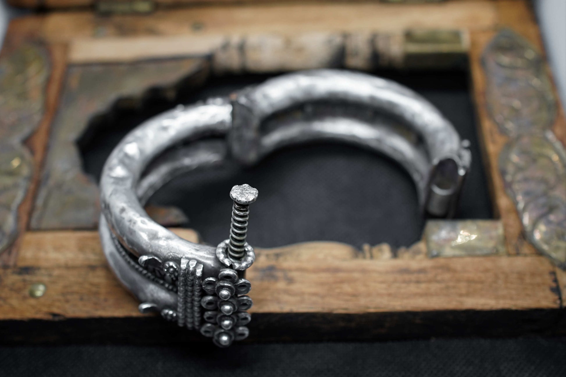 Primo piano dell'ingegnosa apertura a vite nascosta nel design del bracciale antico in argento