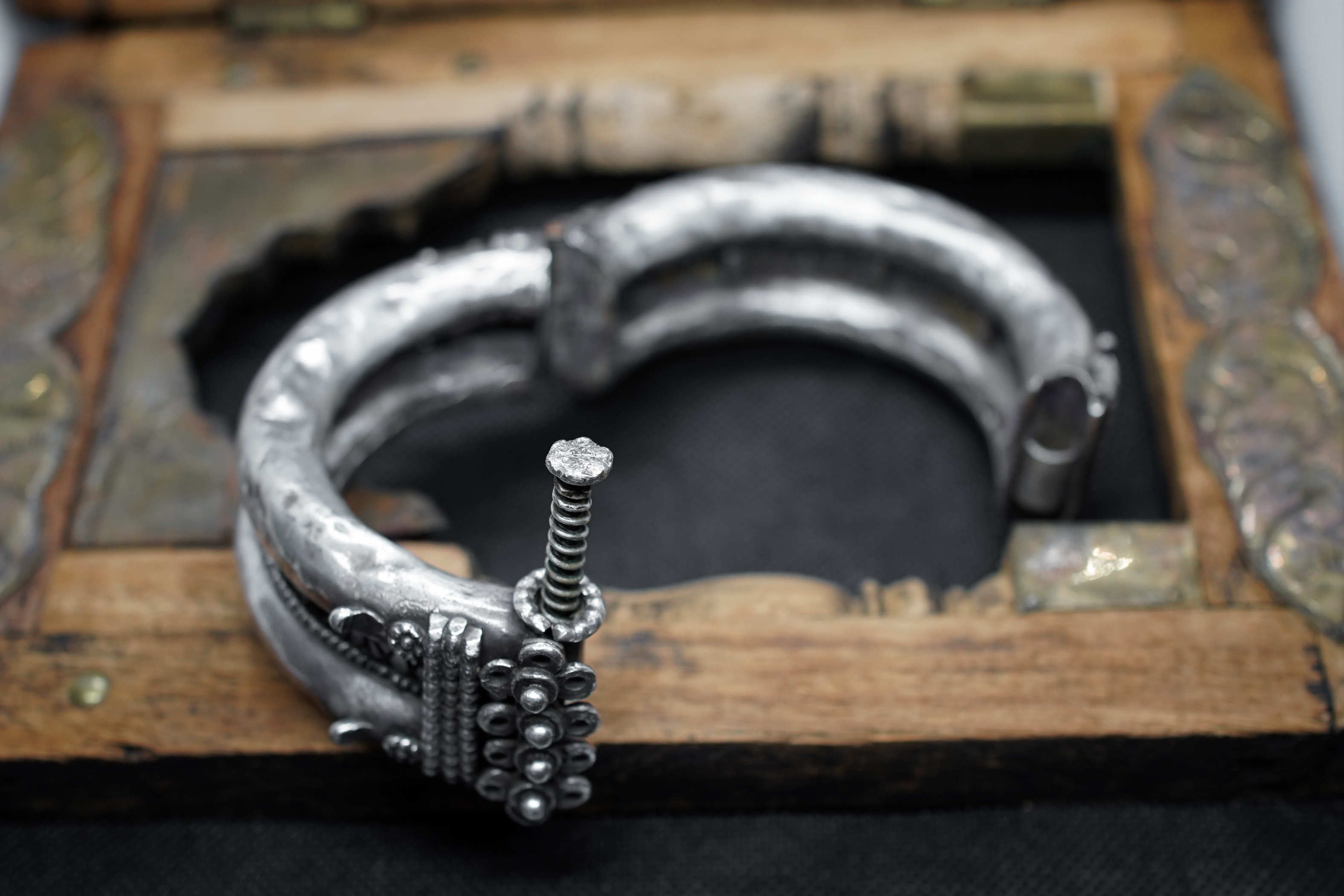 Primo piano dell'ingegnosa apertura a vite nascosta nel design del bracciale antico in argento