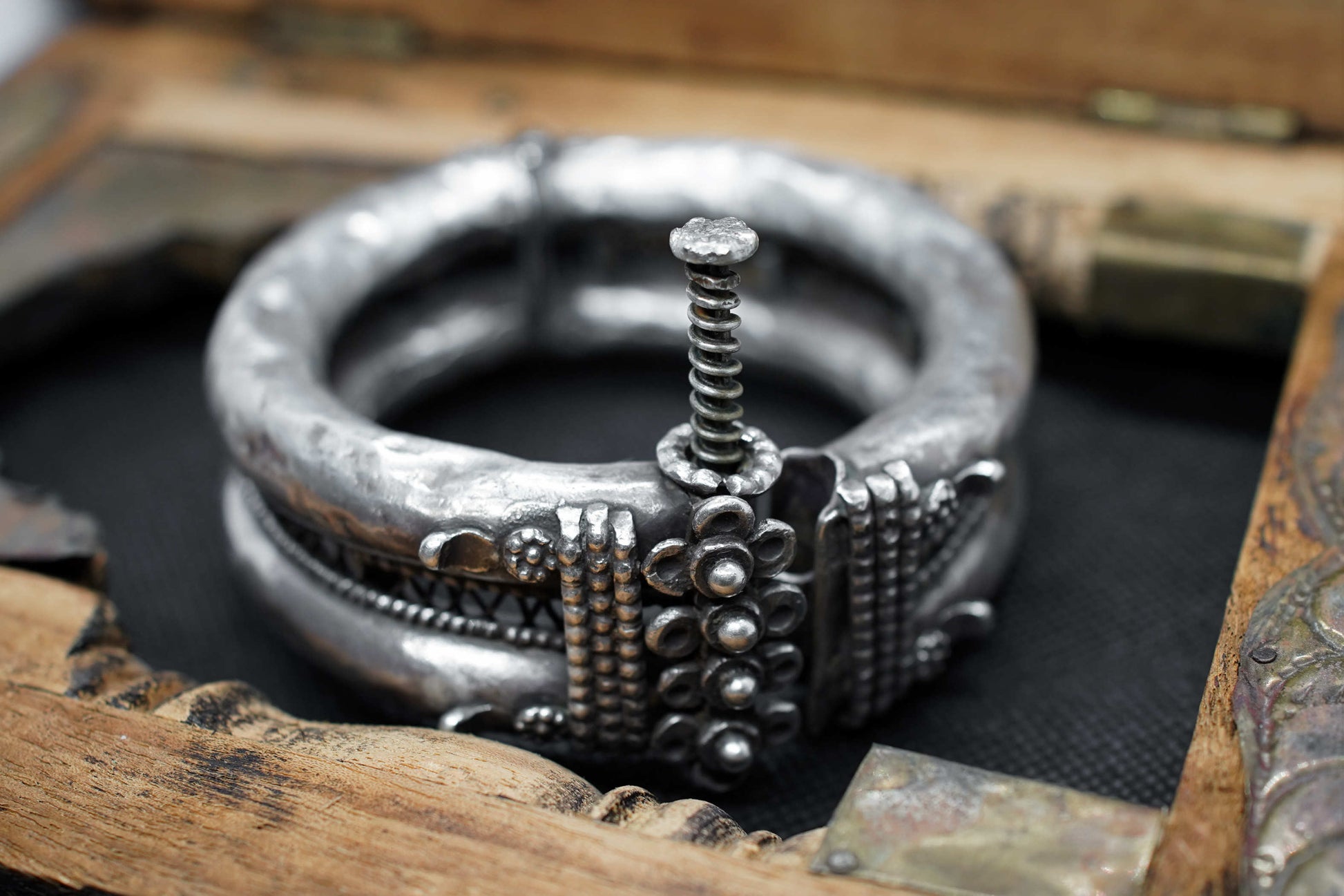 Primo piano dell'ingegnosa apertura a vite nascosta nel design del bracciale antico in argento