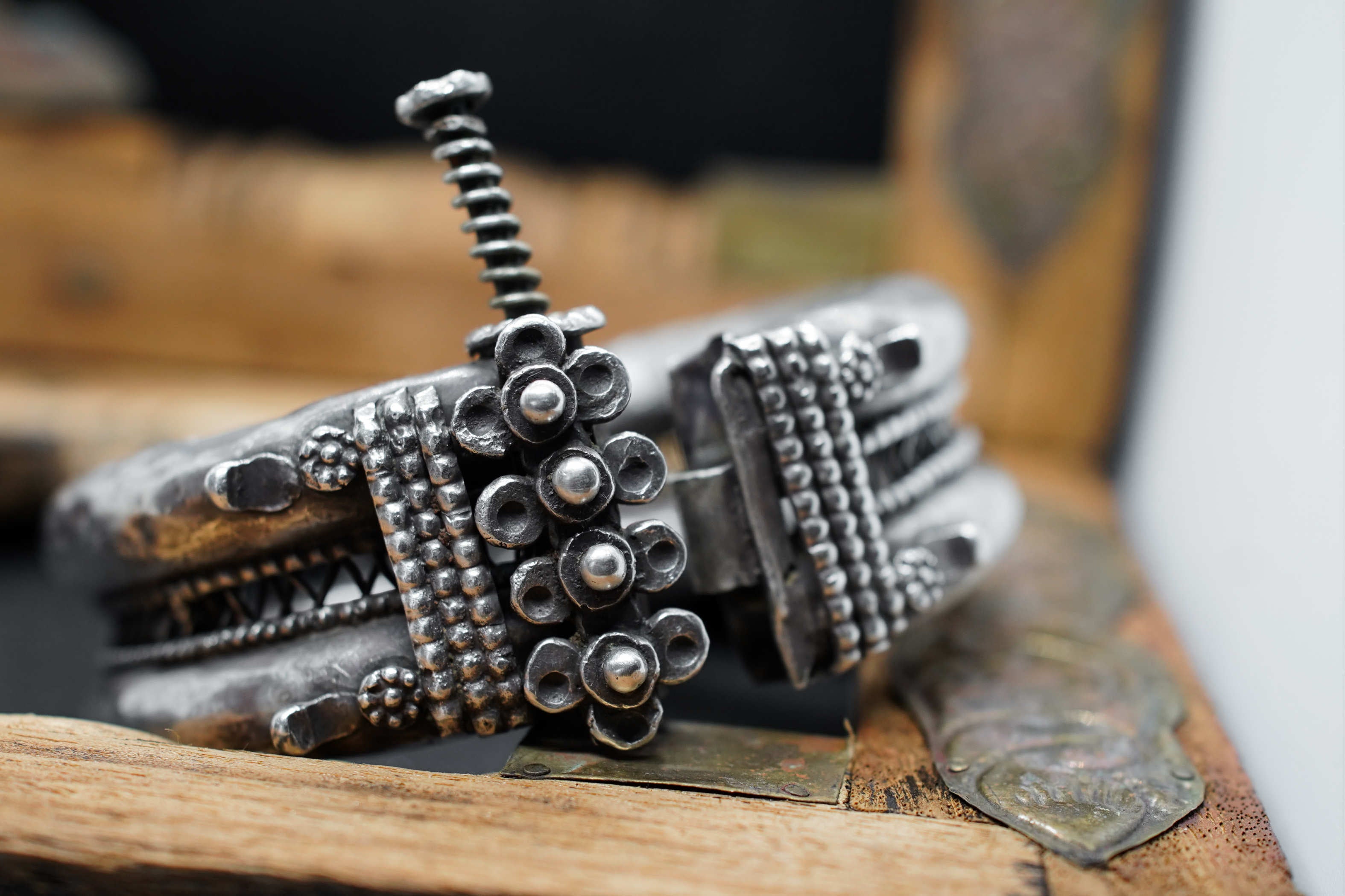 Dettaglio della struttura massiccia del bracciale etnico 