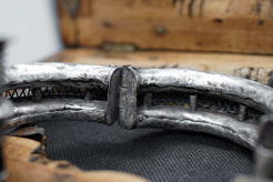 Primo piano dell'ingegnosa apertura a vite nascosta nel design del bracciale antico in argento