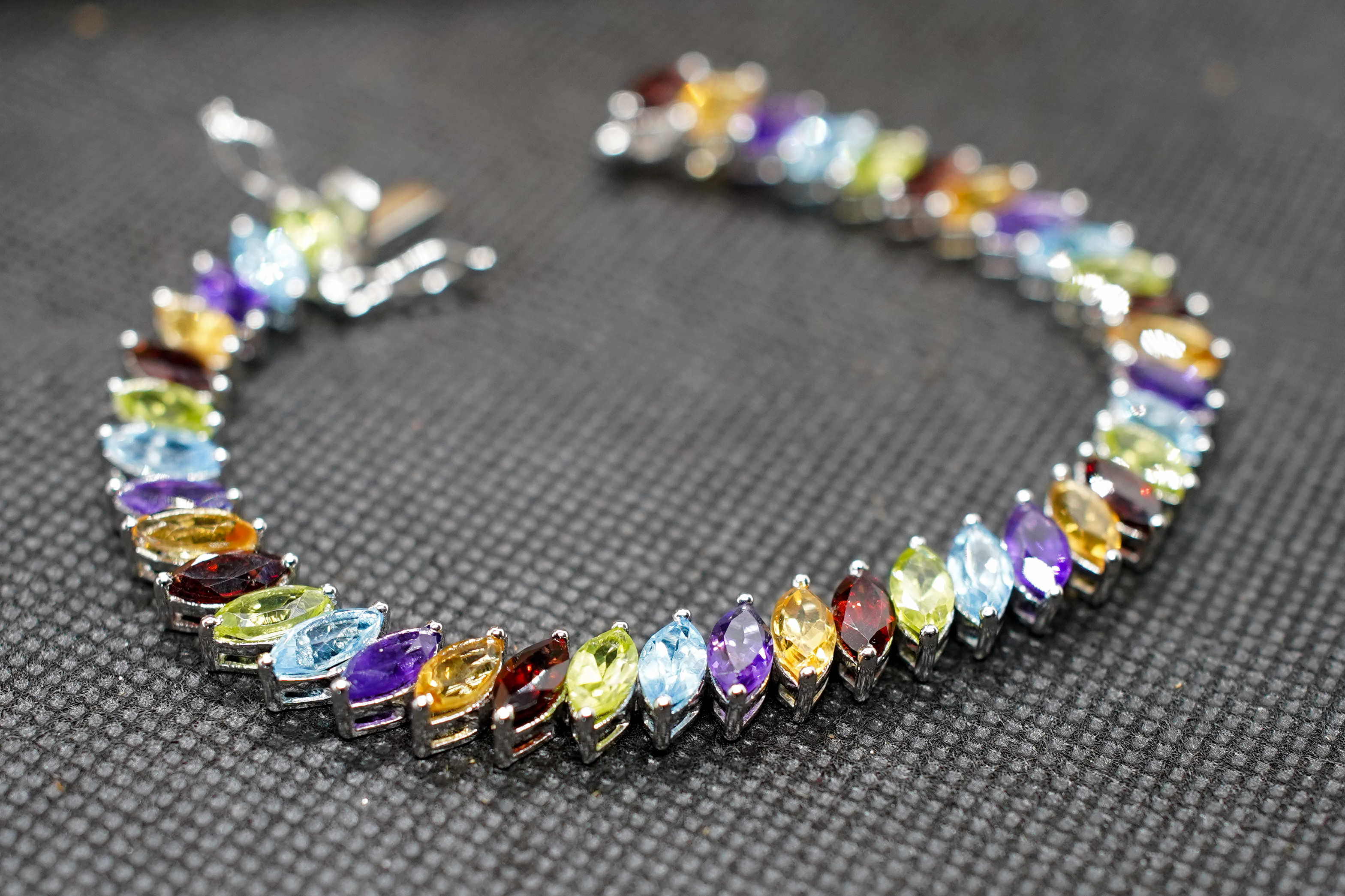 Bracciale tennis artigianale in argento 925 con gemme minerali policrome naturali