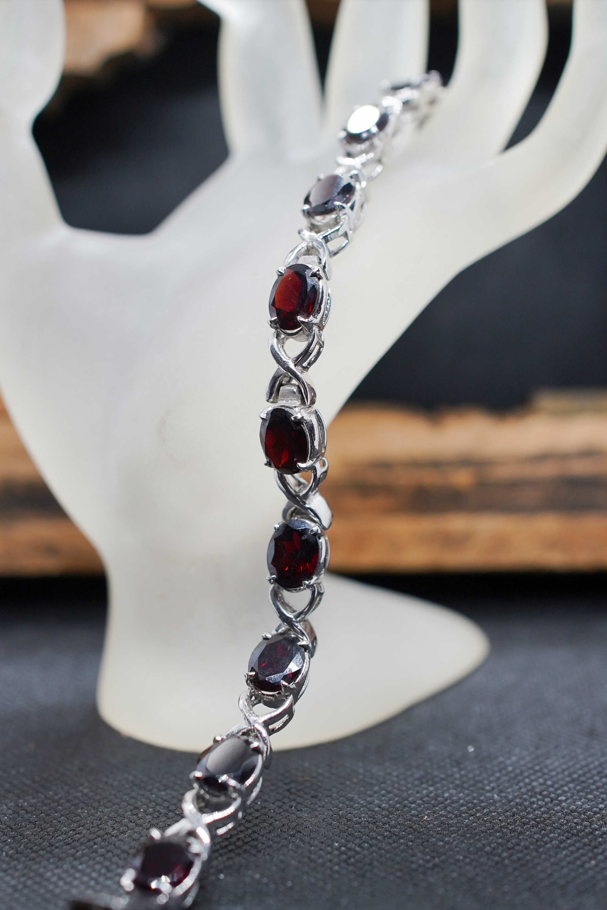 Bracciale tennis artigianale in argento 925 e granato naturale con motivo XO Hug and Kiss
