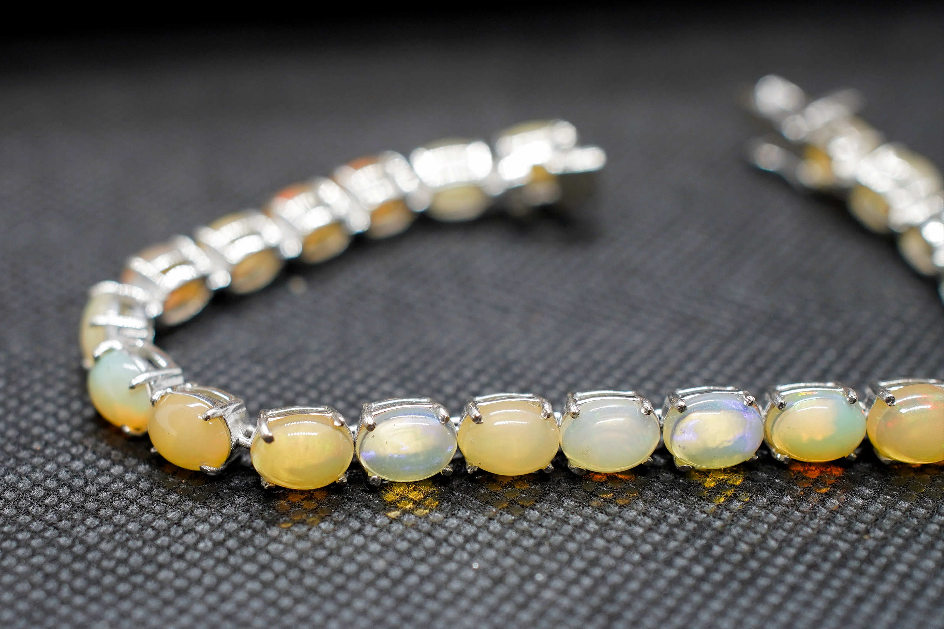 Bracciale tennis artigianale in argento 925 e opale naturale con giochi di luce cangianti