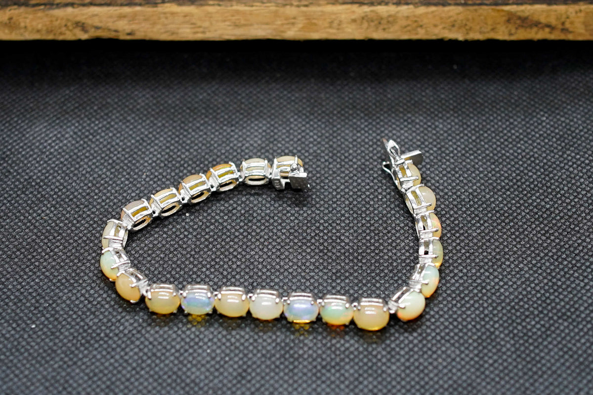 Dettaglio del gioco di luce dinamico delle pietre di opale in movimento sul bracciale