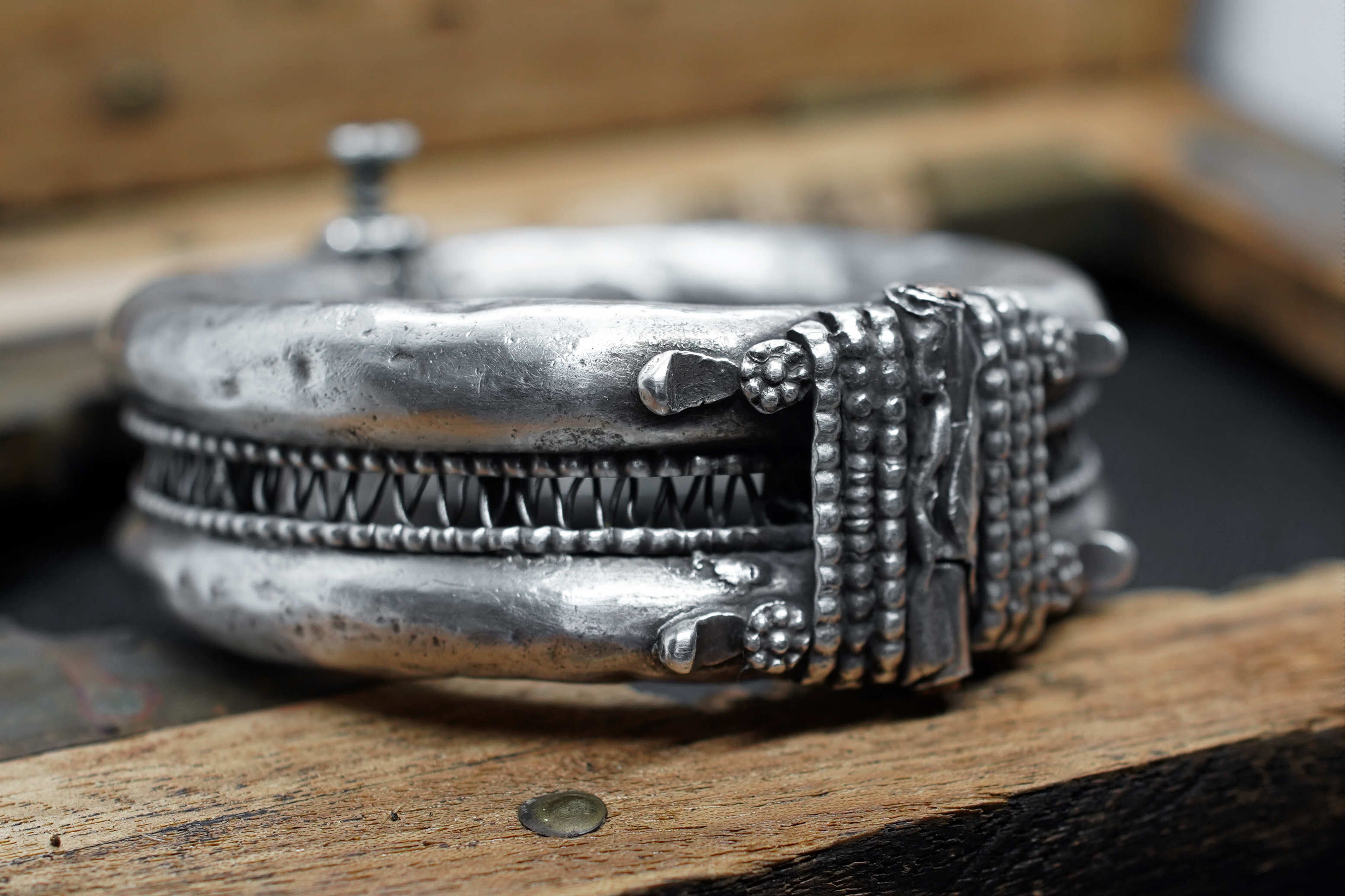 Inquadratura ravvicinata della patina d'epoca e della lavorazione interamente a mano del bracciale