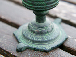 Particolare della base e della struttura del bruciaincensi da 8x5 cm (altezza 11 cm).