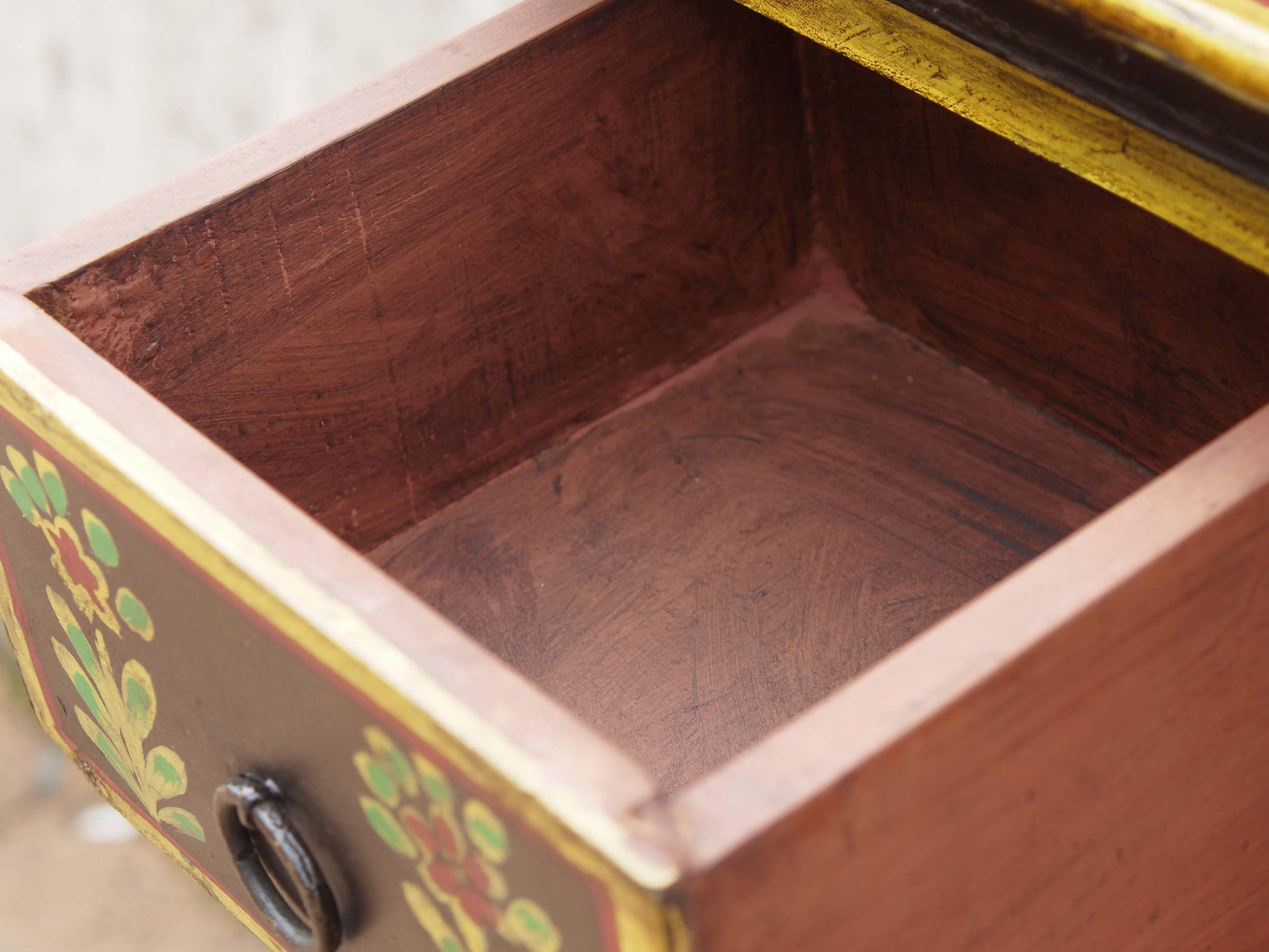 Cassettiera Indiana in legno di teak con 14 cassetti, finemente dipinta con motivi floreali su base di gesso. Assemblato artigianalmente. Pezzo unico.  dimensioni 60x31 h112cm