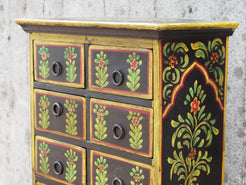 Cassettiera Indiana in legno di teak con 14 cassetti, finemente dipinta con motivi floreali su base di gesso. Assemblato artigianalmente. Pezzo unico.  dimensioni 60x31 h112cm
