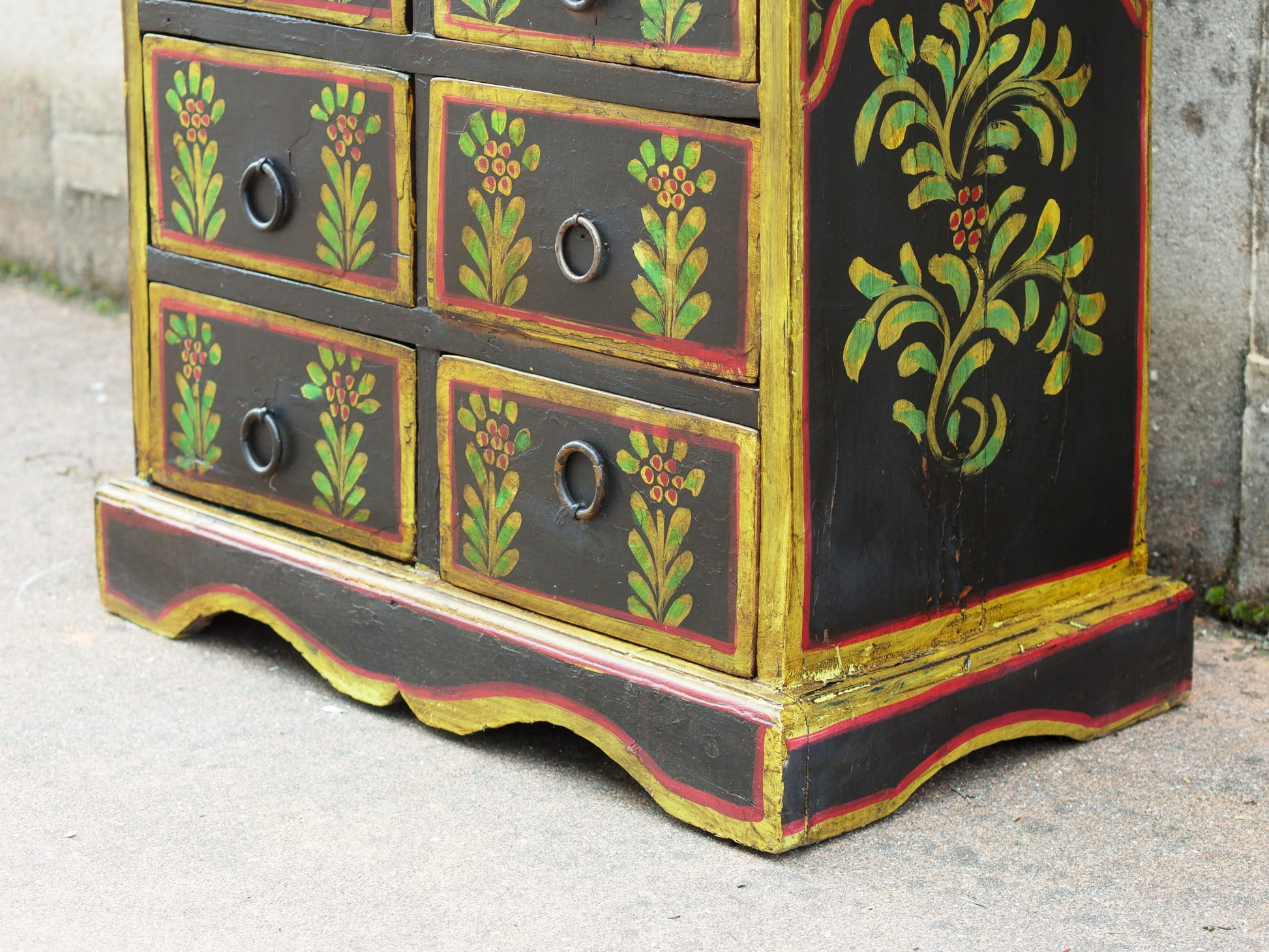 Cassettiera Indiana in legno di teak con 14 cassetti, finemente dipinta con motivi floreali su base di gesso. Assemblato artigianalmente. Pezzo unico.  dimensioni 60x31 h112cm