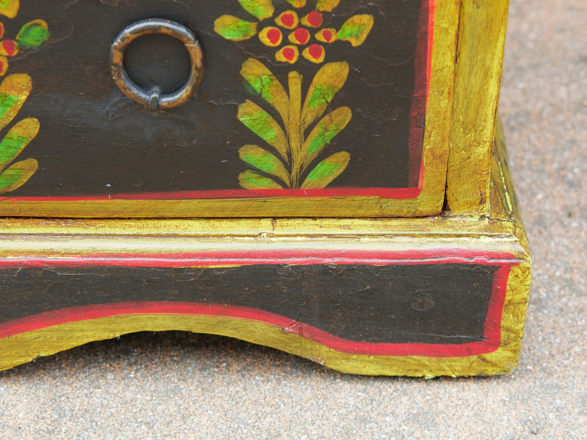 Cassettiera Indiana in legno di teak con 14 cassetti, finemente dipinta con motivi floreali su base di gesso. Assemblato artigianalmente. Pezzo unico.  dimensioni 60x31 h112cm