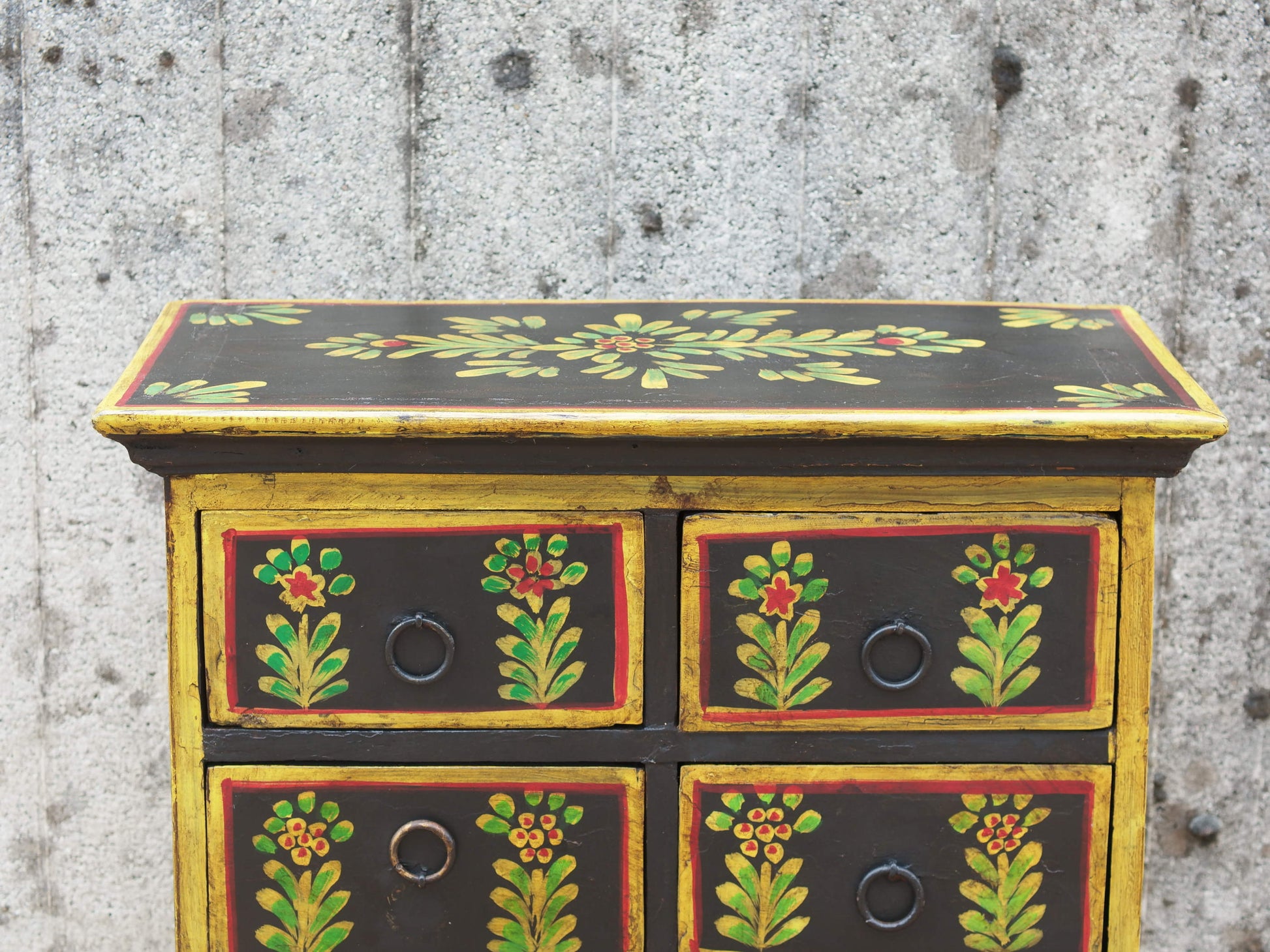 Cassettiera Indiana in legno di teak con 14 cassetti, finemente dipinta con motivi floreali su base di gesso. Assemblato artigianalmente. Pezzo unico.  dimensioni 60x31 h112cm