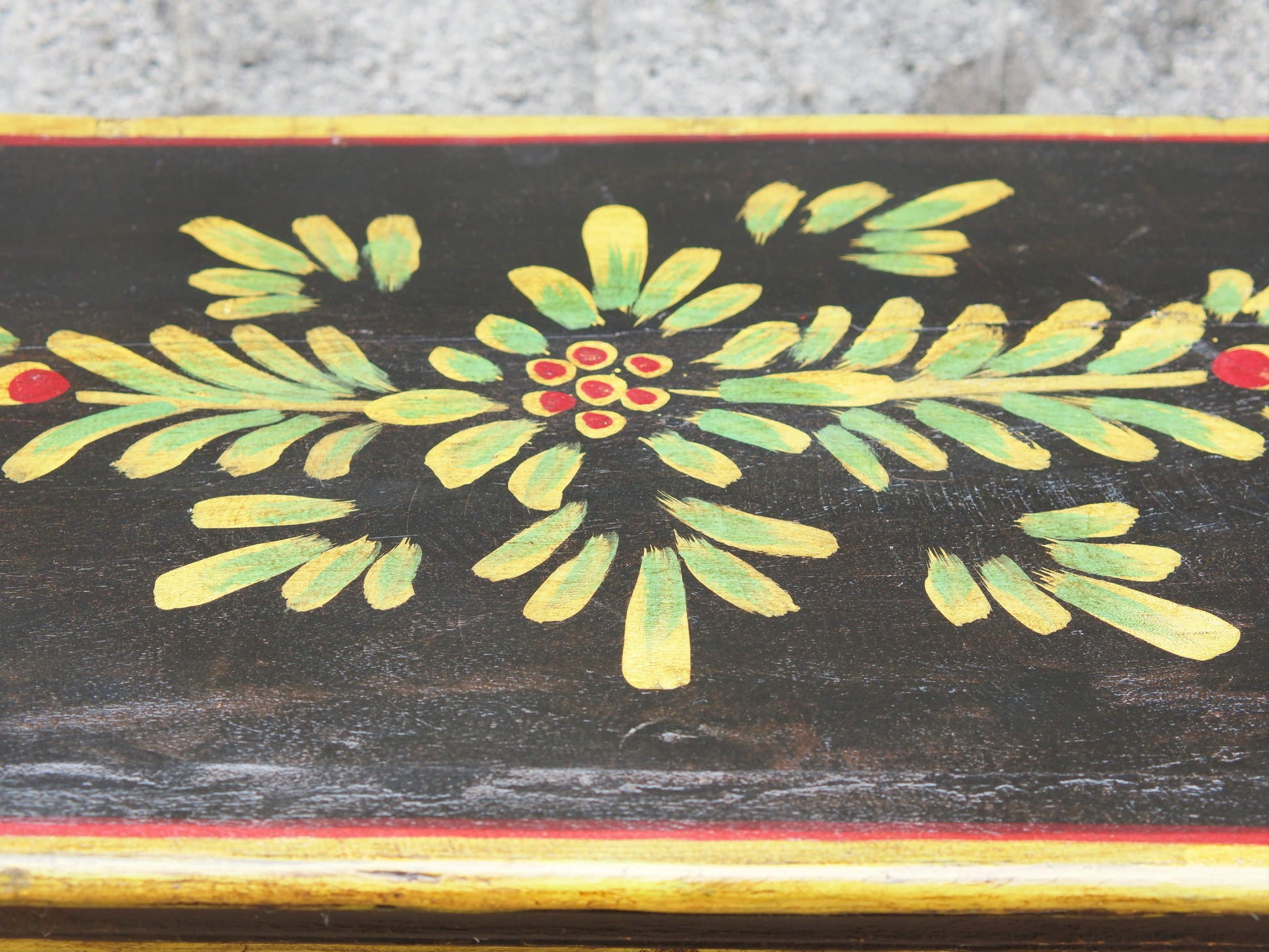 Cassettiera Indiana in legno di teak con 14 cassetti, finemente dipinta con motivi floreali su base di gesso. Assemblato artigianalmente. Pezzo unico.  dimensioni 60x31 h112cm