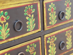 Cassettiera Indiana in legno di teak con 14 cassetti, finemente dipinta con motivi floreali su base di gesso. Assemblato artigianalmente. Pezzo unico.  dimensioni 60x31 h112cm
