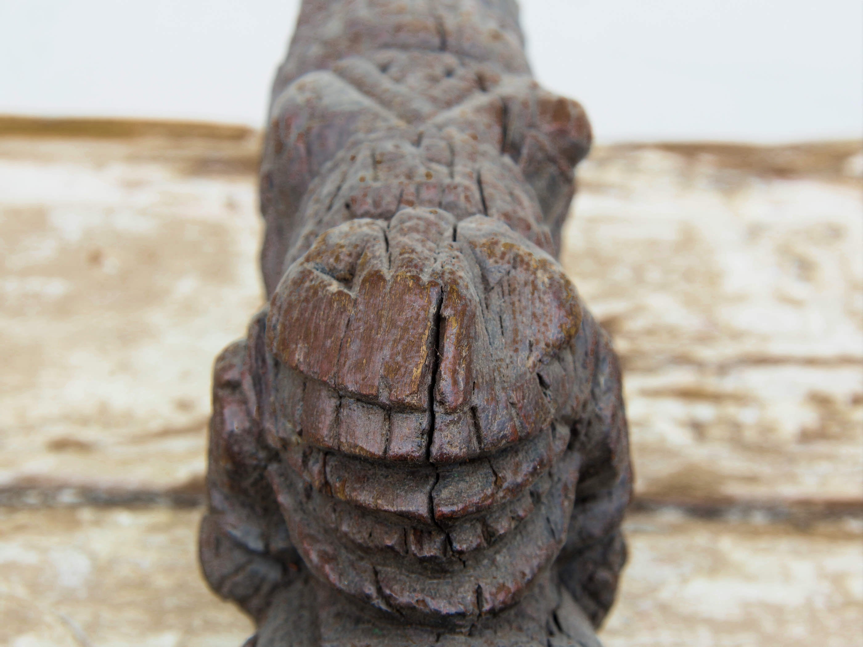 Antica statua indiana raffigurante un cavallo in legno di teak inciso, databile primi 900. Unico e conservato perfettamente, si nota la patina del tempo e l'usura naturale dell'oggetto. dimensioni 10x13 h35cm