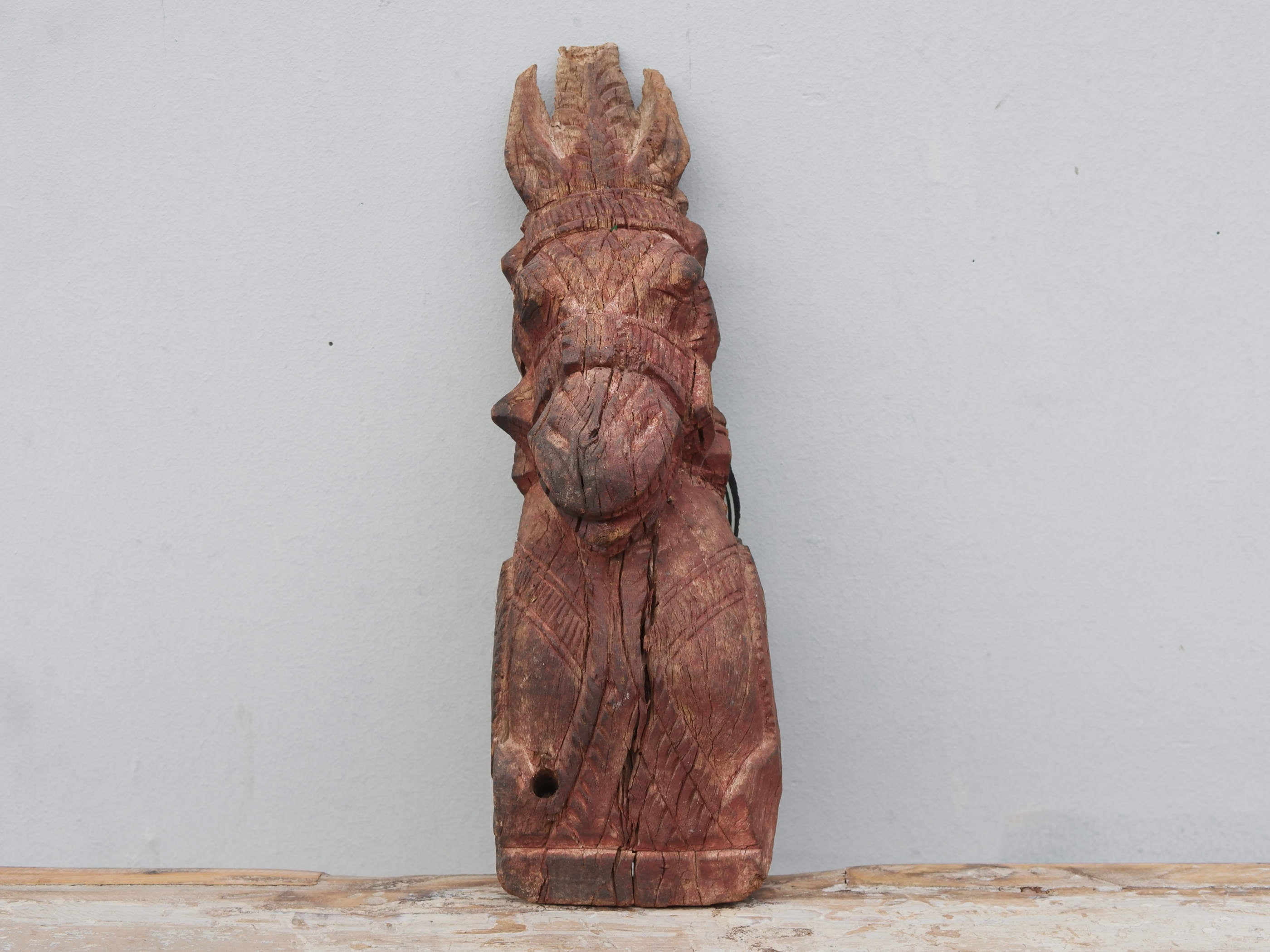 Antica statua indiana raffigurante un cavallo in legno di teak inciso, databile primi 900. Unico e conservato perfettamente, si nota la patina del tempo e l'usura naturale dell'oggetto.dimensioni 10x8 h30cm