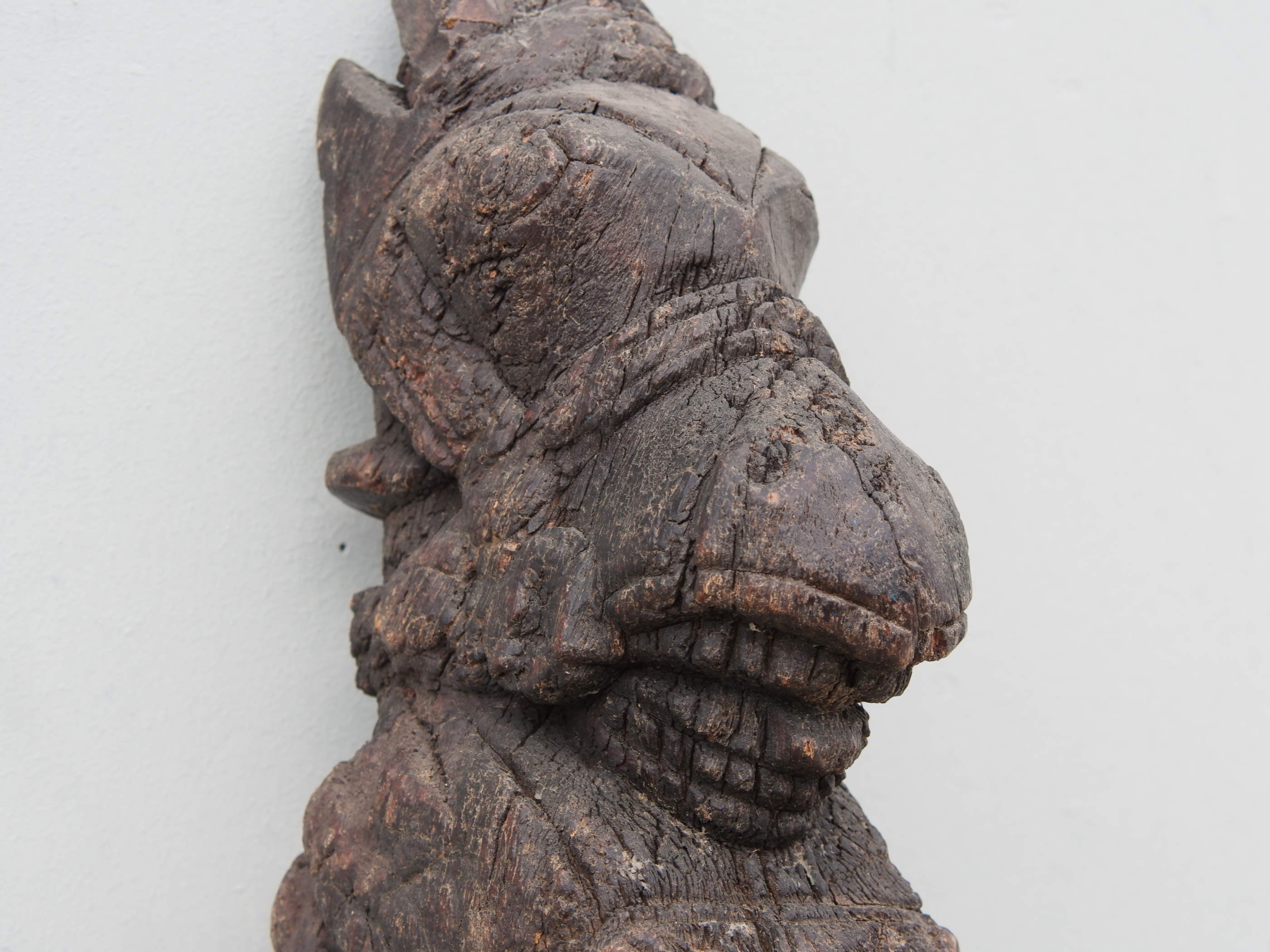 Antica statua indiana raffigurante un cavallo in legno di teak inciso, databile primi 900. Unico e conservato perfettamente, si nota la patina del tempo e l'usura naturale dell'oggetto.dimensioni 9x14 h32cm