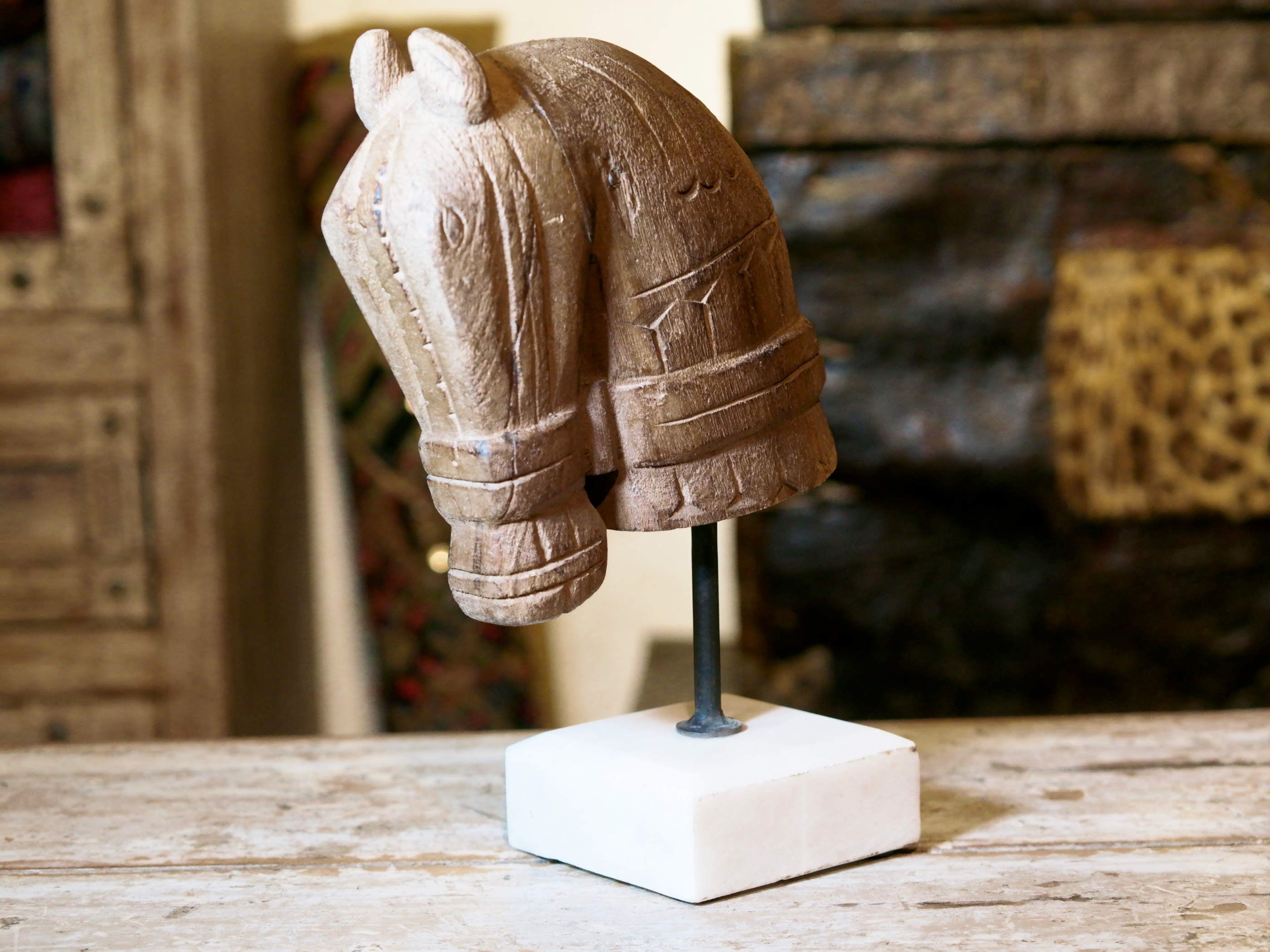 scultura testa di cavallo in legno di teak inciso con basamento in marmo e metallo.dimensioni 10x18 h31cm