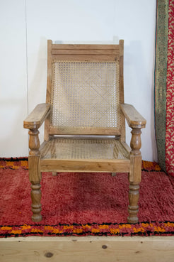 Vista d'insieme della chaise longue coloniale in legno di teak con paglia di Vienna.
