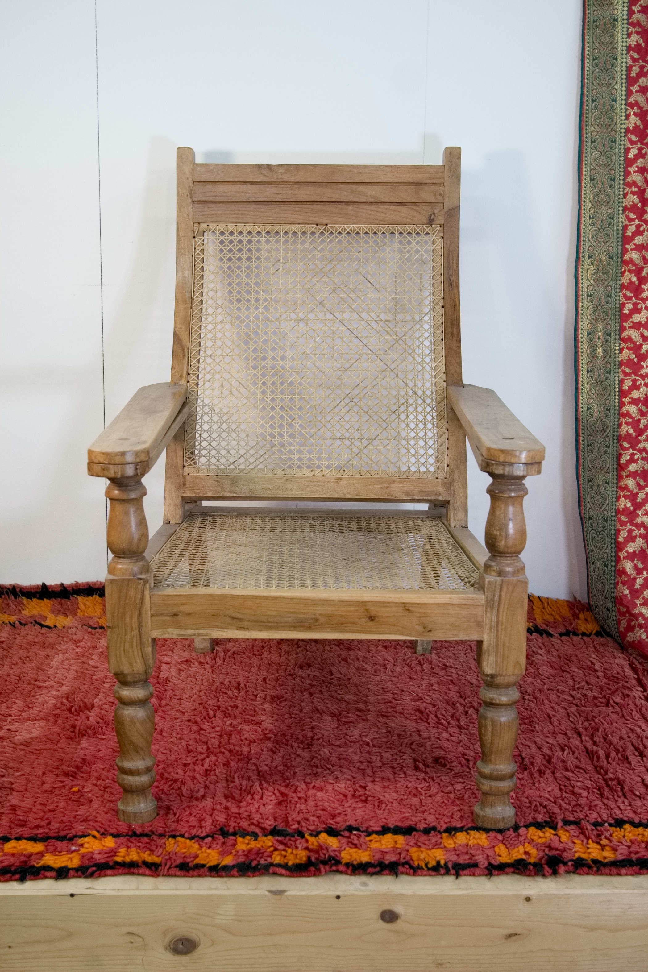 Vista d'insieme della chaise longue coloniale in legno di teak con paglia di Vienna.