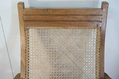 Primo piano della trama intrecciata della paglia di Vienna rifatta a nuovo sullo schienale.