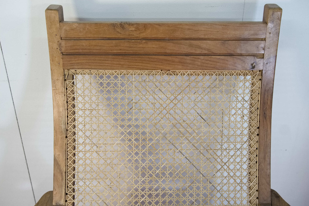 Primo piano della trama intrecciata della paglia di Vienna rifatta a nuovo sullo schienale.