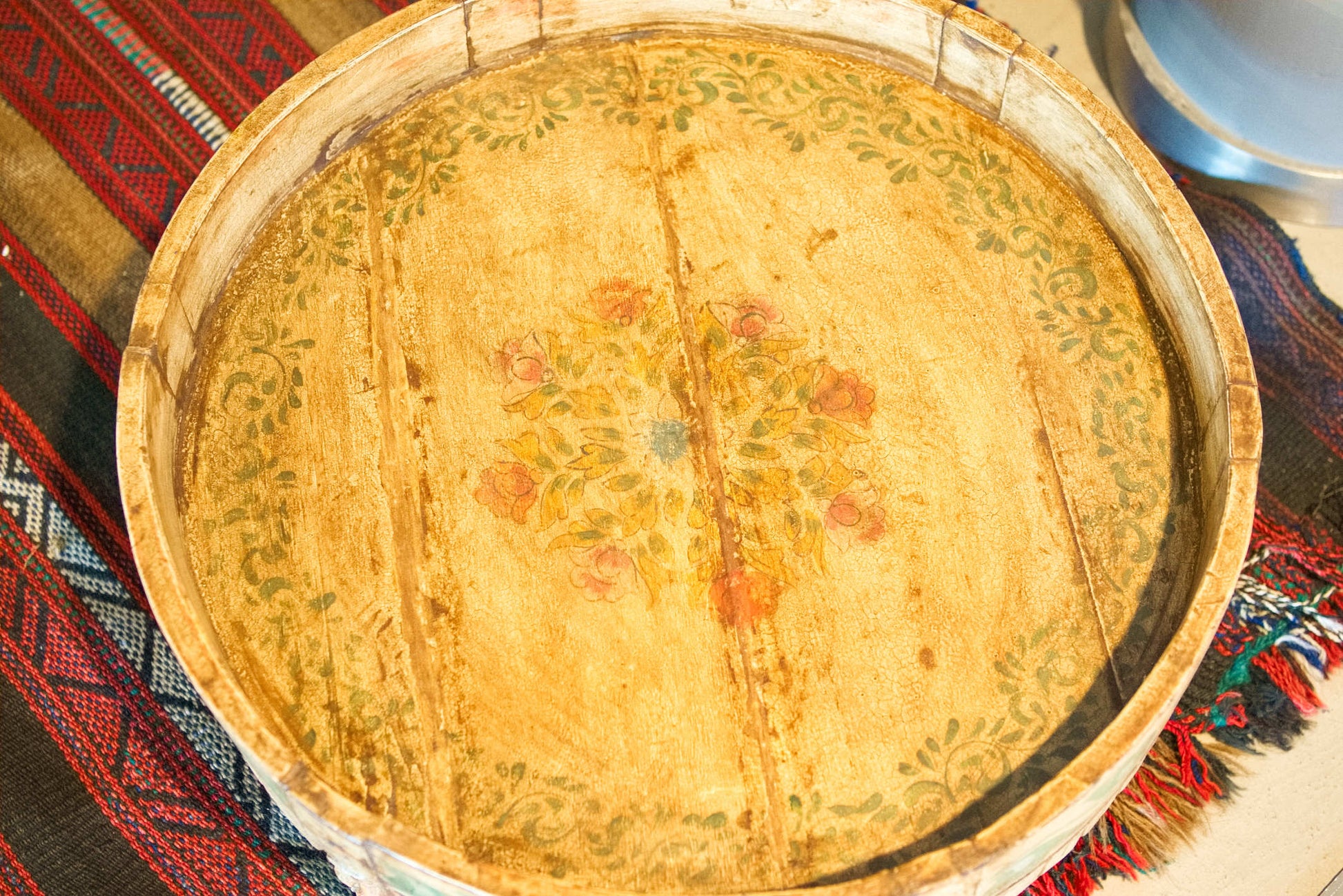 Particolare della struttura circolare in legno massello di teak della seconda metà del '900.