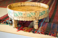 Vista d'insieme del complemento impiegato come tavolino basso o pouf da salotto.