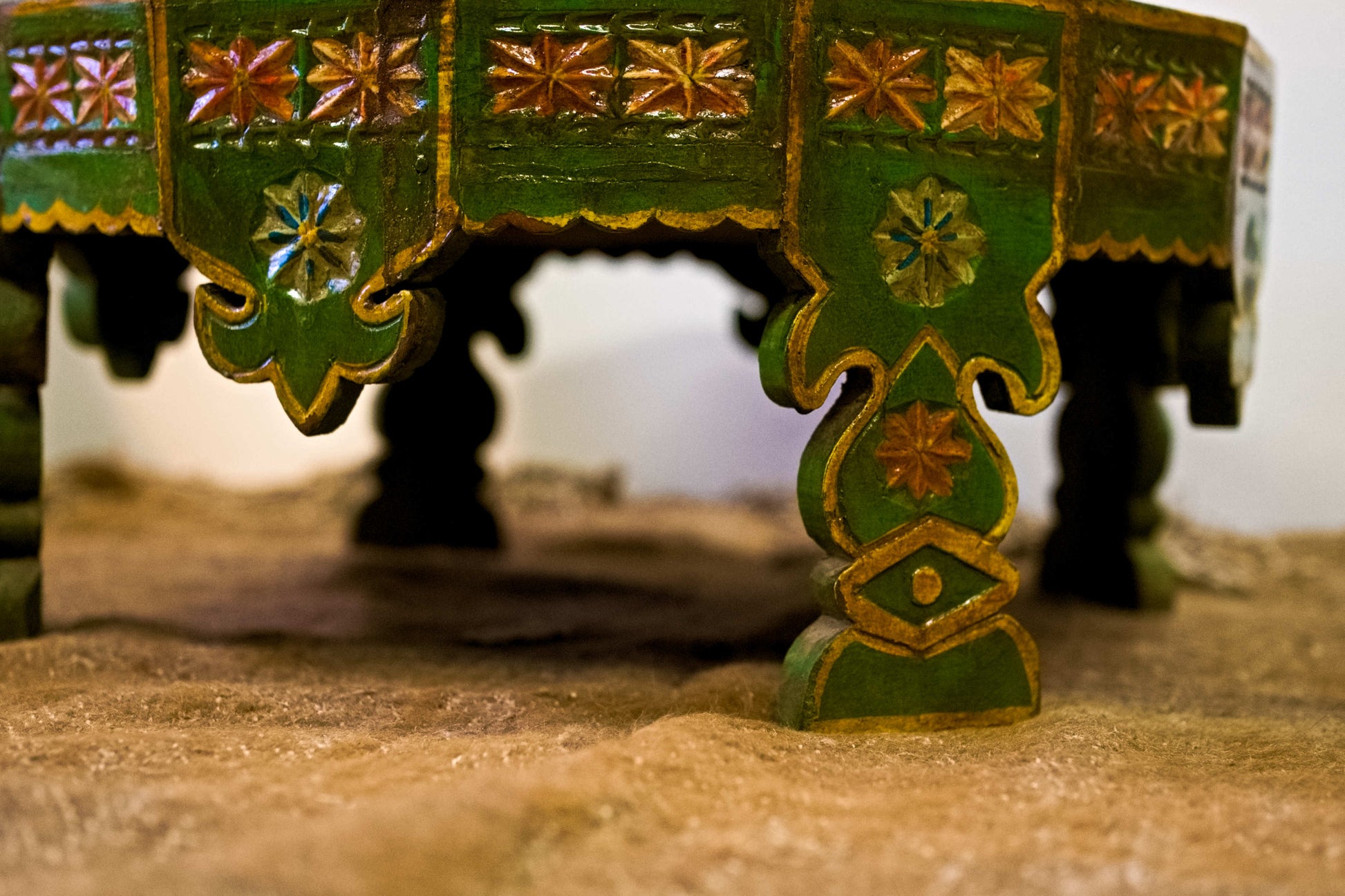 Particolare della base e del legno massello d'epoca della seconda metà del '900.