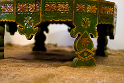Particolare della base e del legno massello d'epoca della seconda metà del '900.