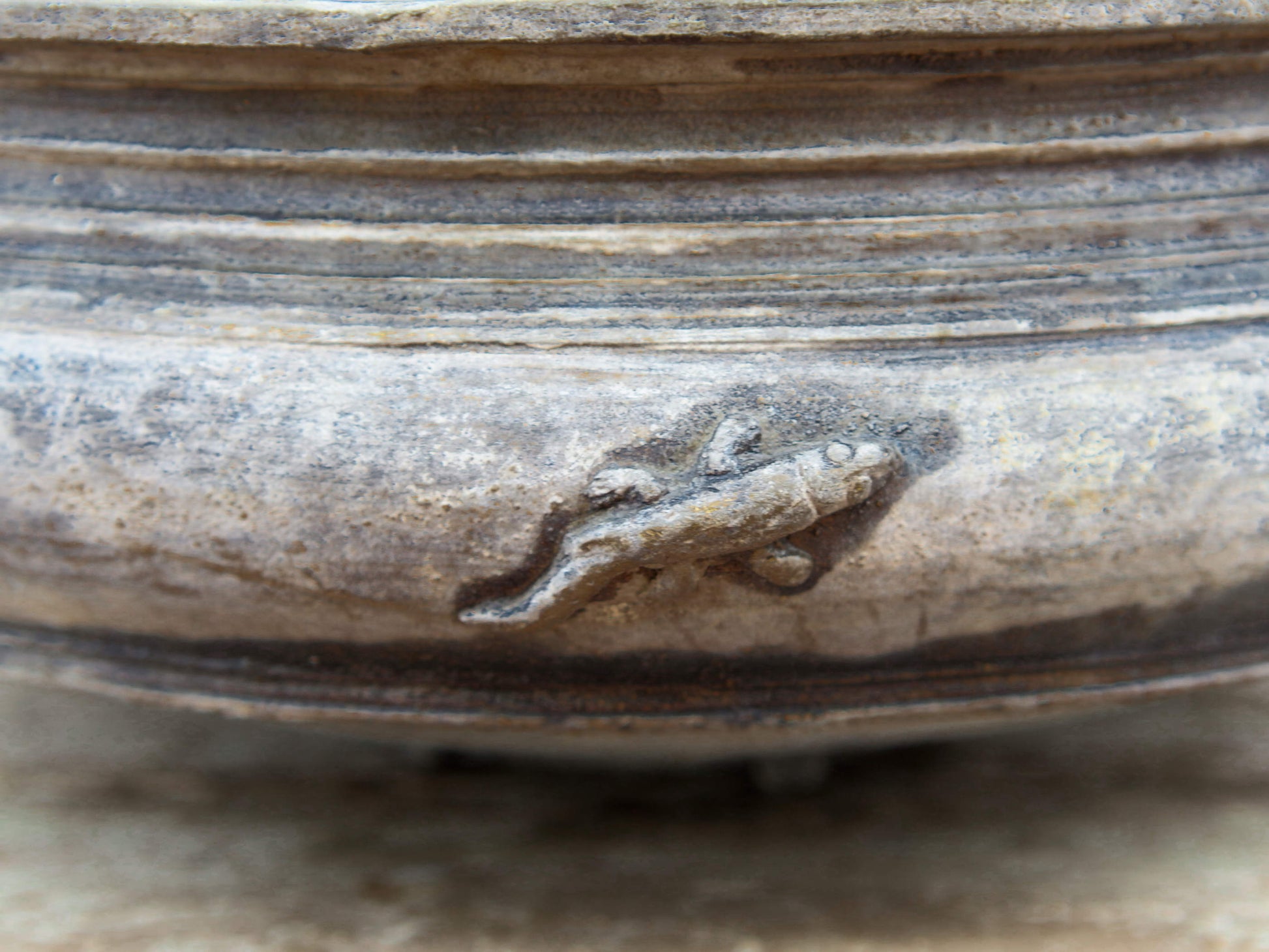 Dettaglio ravvicinato della modanatura perimetrale e del bordo superiore.