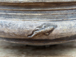 Dettaglio ravvicinato della modanatura perimetrale e del bordo superiore.