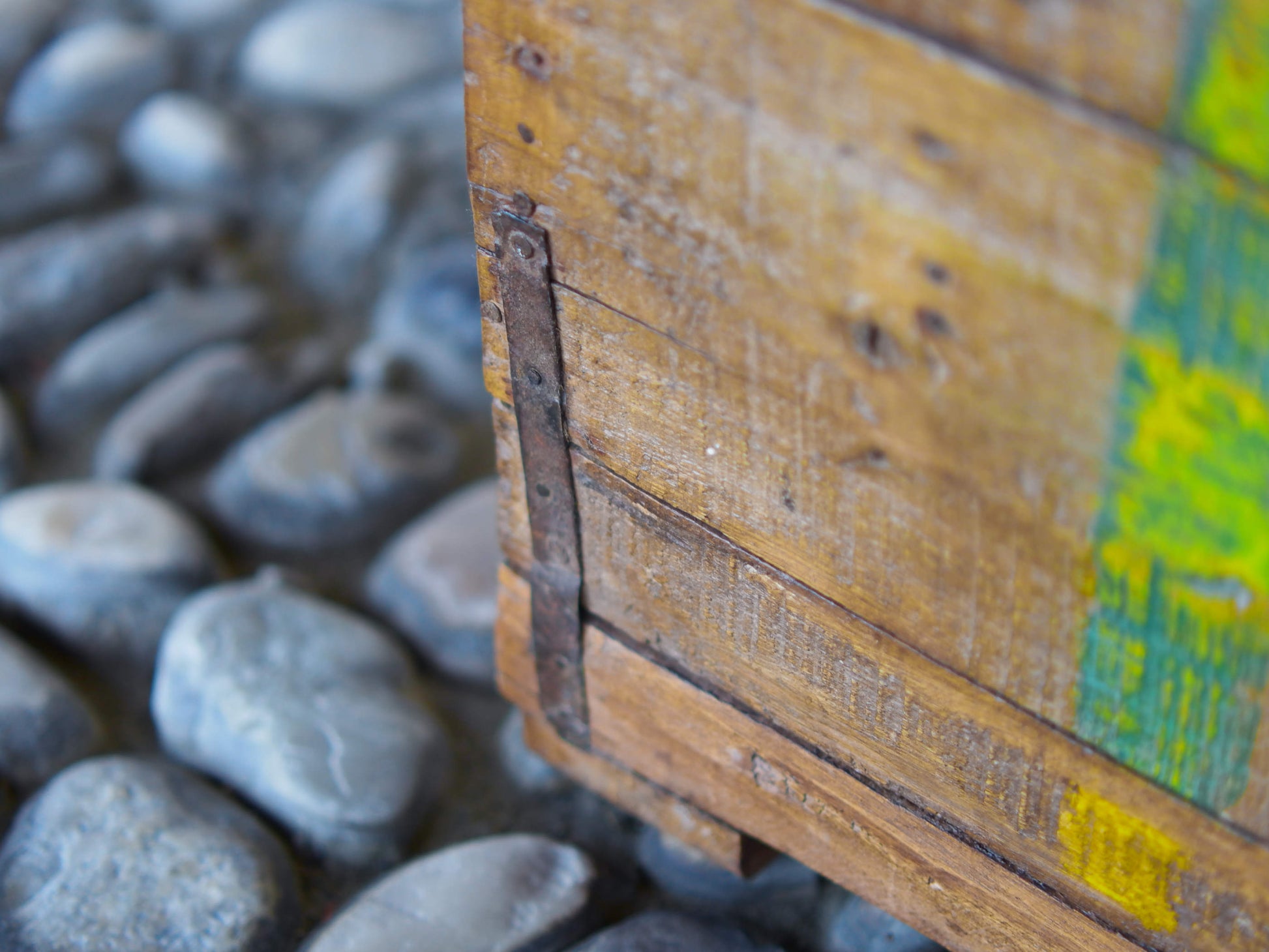 Cassa in legno con 12 bottiglie per acqua frizzante. In uso in India dagli anni 40 ai primi anni 90 le bottiglie venovano usate per fare l'acqua frizzante. Bottiglie e cassetta interamente lavorate in modo artigianale, pezzo vintage originale e di difficile reperibilità se completo come l'articolo in foto. Ogni bottiglia è differente l'una dall'altra ed ogni cassa ha delle caratteristiche relative a fornitore, regione...  dimensioni 30x30xh40cm