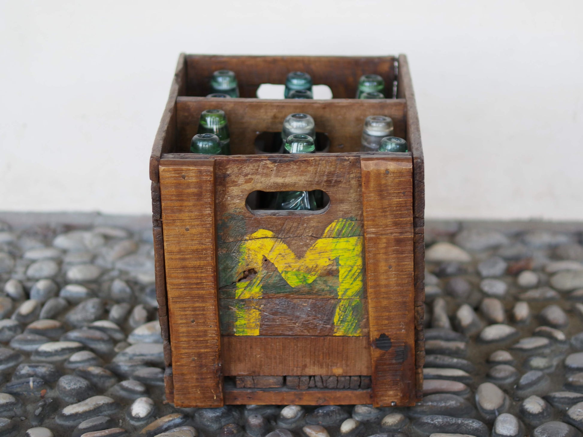 Cassa in legno con 12 bottiglie per acqua frizzante. In uso in India dagli anni 40 ai primi anni 90 le bottiglie venovano usate per fare l'acqua frizzante. Bottiglie e cassetta interamente lavorate in modo artigianale, pezzo vintage originale e di difficile reperibilità se completo come l'articolo in foto. Ogni bottiglia è differente l'una dall'altra ed ogni cassa ha delle caratteristiche relative a fornitore, regione...  dimensioni 30x30xh40cm