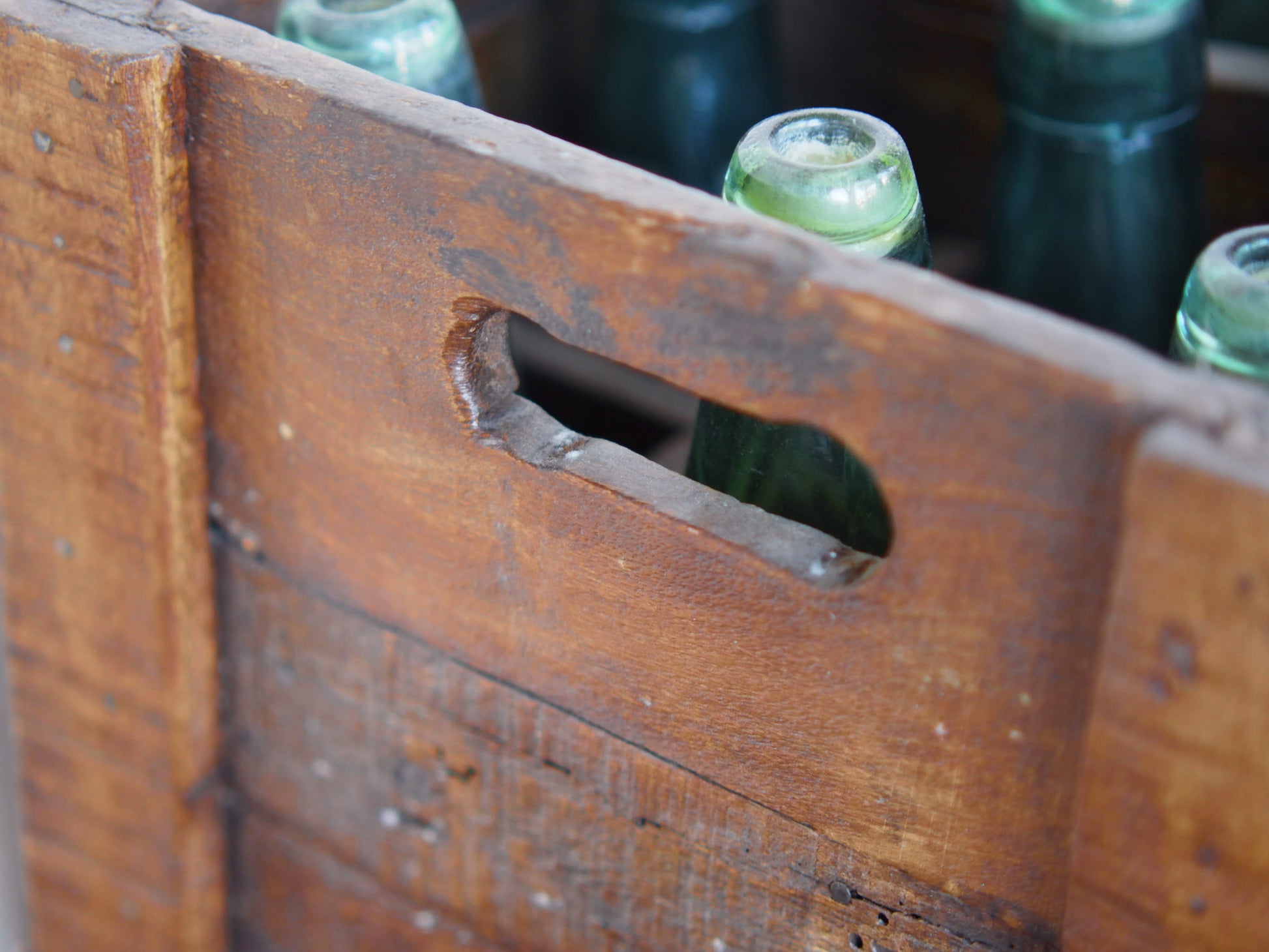 Cassa in legno con 12 bottiglie per acqua frizzante. In uso in India dagli anni 40 ai primi anni 90 le bottiglie venovano usate per fare l'acqua frizzante. Bottiglie e cassetta interamente lavorate in modo artigianale, pezzo vintage originale e di difficile reperibilità se completo come l'articolo in foto. Ogni bottiglia è differente l'una dall'altra ed ogni cassa ha delle caratteristiche relative a fornitore, regione...  dimensioni 30x30xh40cm