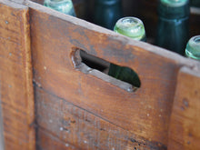 Carica l&#39;immagine nel visualizzatore di Gallery, Cassa in legno con 12 bottiglie per acqua frizzante. In uso in India dagli anni 40 ai primi anni 90 le bottiglie venovano usate per fare l&#39;acqua frizzante. Bottiglie e cassetta interamente lavorate in modo artigianale, pezzo vintage originale e di difficile reperibilità se completo come l&#39;articolo in foto. Ogni bottiglia è differente l&#39;una dall&#39;altra ed ogni cassa ha delle caratteristiche relative a fornitore, regione...  dimensioni 30x30xh40cm