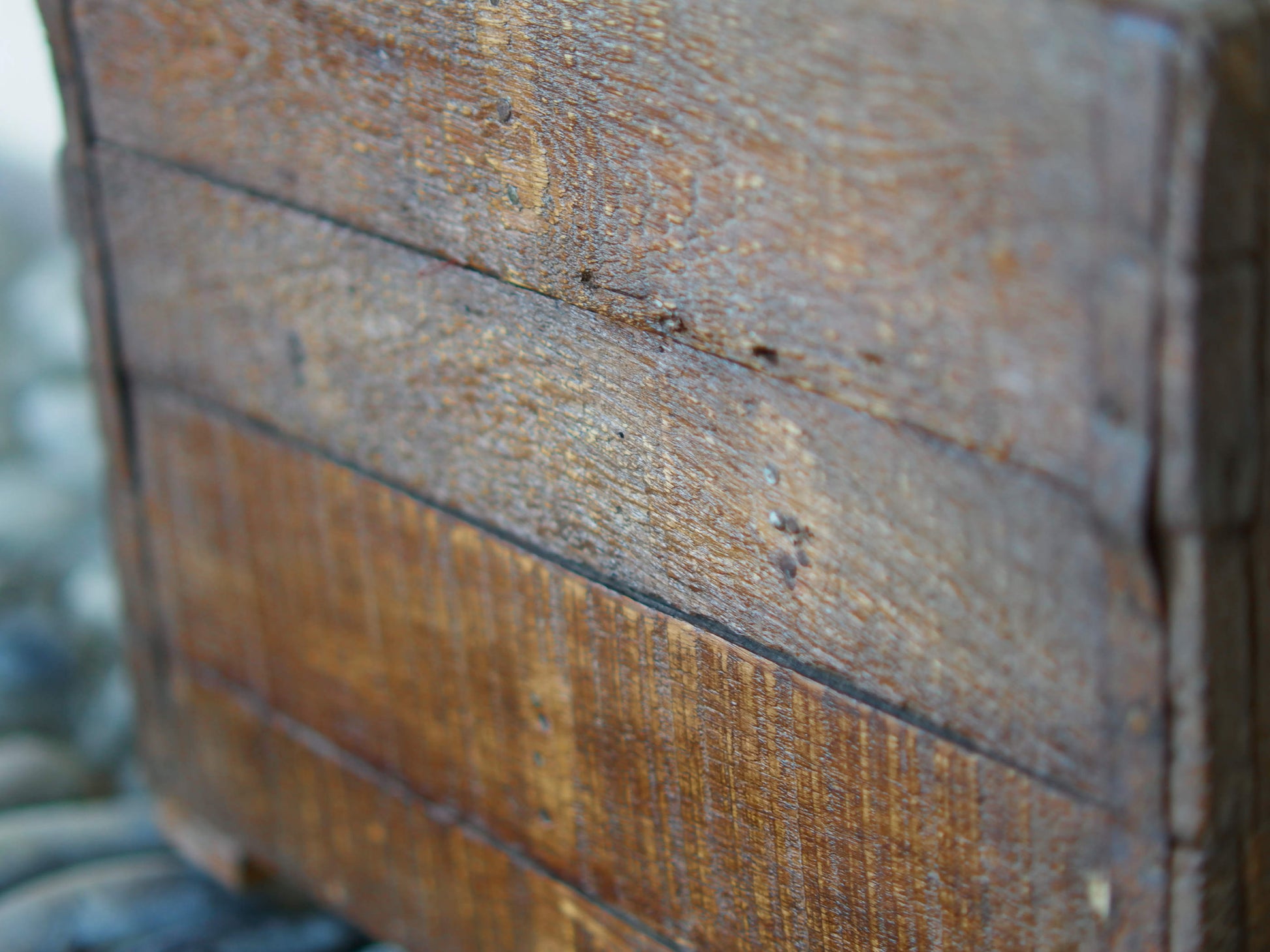 Cassa in legno con 12 bottiglie per acqua frizzante. In uso in India dagli anni 40 ai primi anni 90 le bottiglie venovano usate per fare l'acqua frizzante. Bottiglie e cassetta interamente lavorate in modo artigianale, pezzo vintage originale e di difficile reperibilità se completo come l'articolo in foto. Ogni bottiglia è differente l'una dall'altra ed ogni cassa ha delle caratteristiche relative a fornitore, regione...  dimensioni 30x30xh40cm