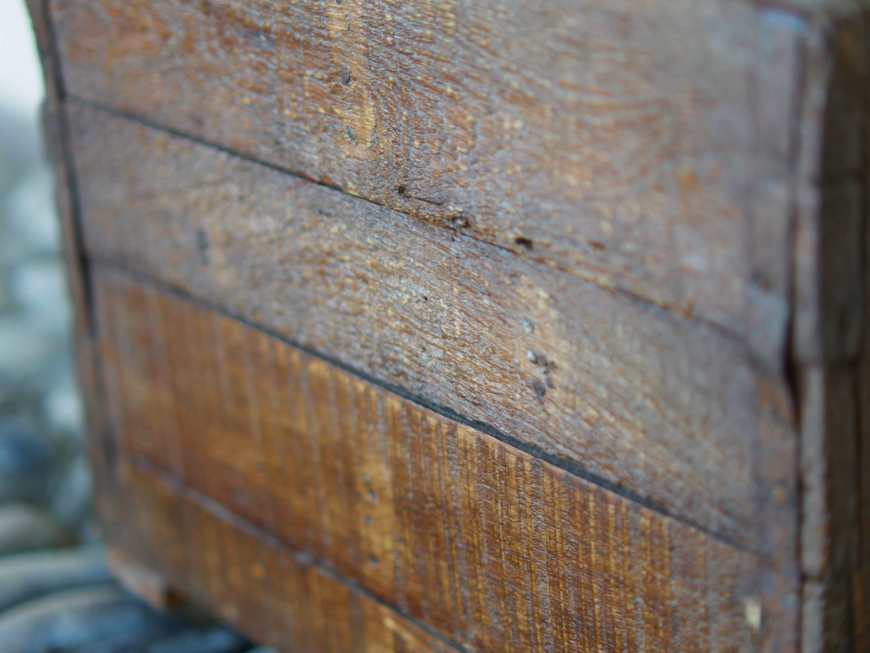 Cassa in legno con 12 bottiglie per acqua frizzante. In uso in India dagli anni 40 ai primi anni 90 le bottiglie venovano usate per fare l'acqua frizzante. Bottiglie e cassetta interamente lavorate in modo artigianale, pezzo vintage originale e di difficile reperibilità se completo come l'articolo in foto. Ogni bottiglia è differente l'una dall'altra ed ogni cassa ha delle caratteristiche relative a fornitore, regione...  dimensioni 30x30xh40cm