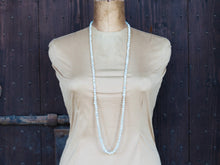 Carica l&#39;immagine nel visualizzatore di Gallery, lunga collana indiana con perle assemblata a mano  lunghezza 106 cm, peso 90 gr