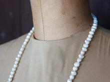 Carica l&#39;immagine nel visualizzatore di Gallery, lunga collana indiana con perle assemblata a mano  lunghezza 106 cm, peso 90 gr