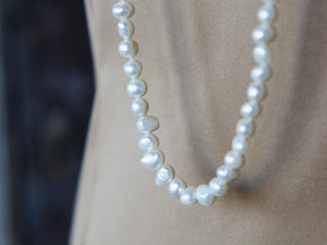 lunga collana indiana con perle assemblata a mano  lunghezza 106 cm, peso 90 gr