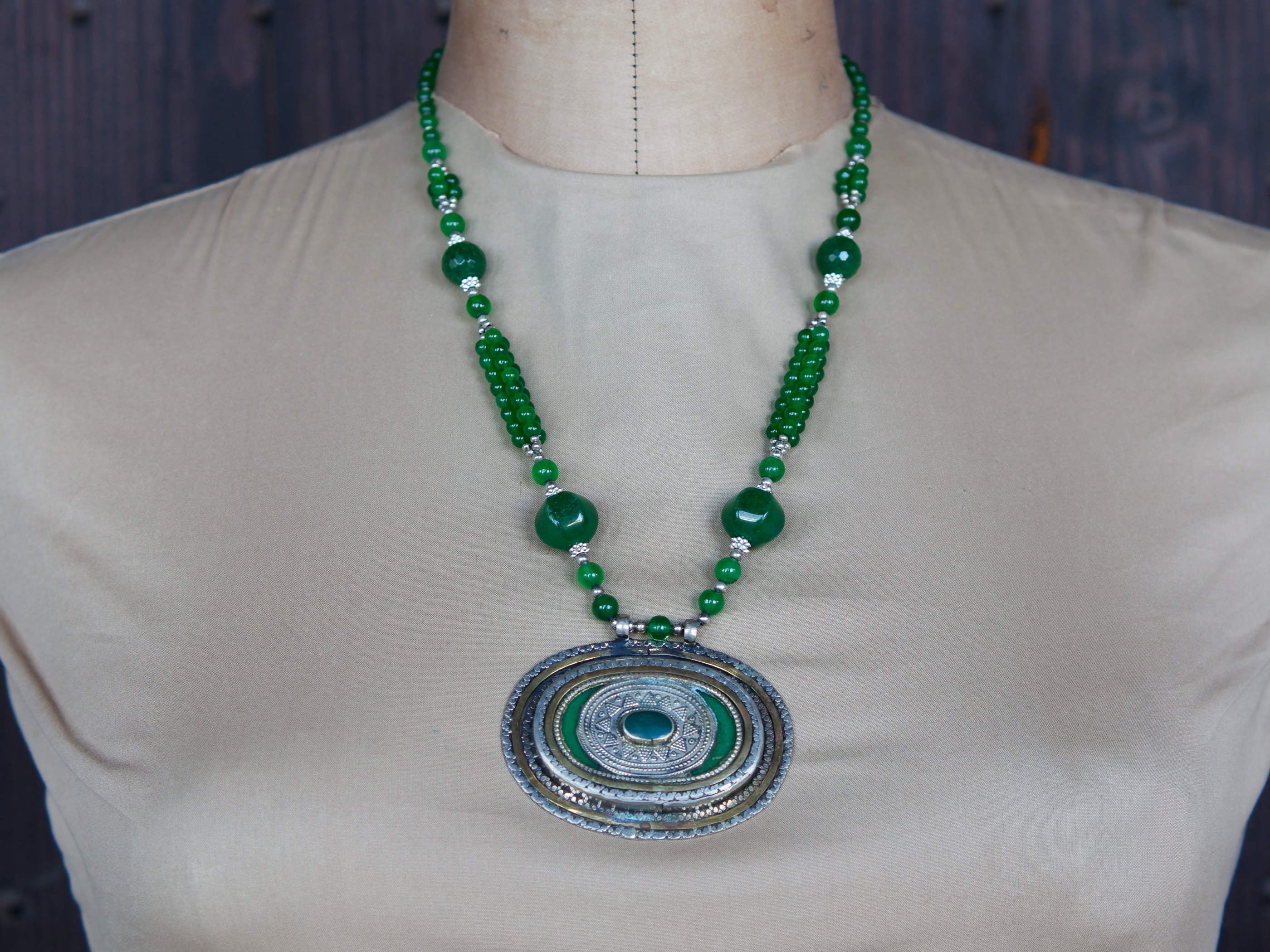 collana afgana in radice di smeraldo e argento. pezzo unico.dimensioni pendaglio7x5, lunghezza escluso pendaglio 50cm, peso 70gr