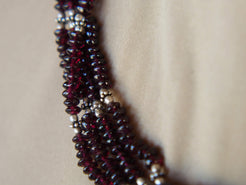 Collana multifilo con granato, montato su cotone in 3 fili.lunghezza 44cm, peso 74 gr 