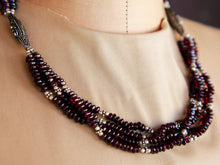 Carica l&#39;immagine nel visualizzatore di Gallery, Collana multifilo con granato, montato su cotone in 3 fili.lunghezza 44cm, peso 74 gr 