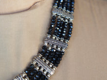 Carica l&#39;immagine nel visualizzatore di Gallery, collana multifilo con spinello sfaccettato e argento. lavorazione artigianale.  lunghezza 42cm, peso 88gr