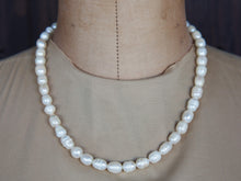 Carica l&#39;immagine nel visualizzatore di Gallery, collana indiana girocollo con perle collana assemblata a mano  lunghezza 46 cm, peso 41 gr