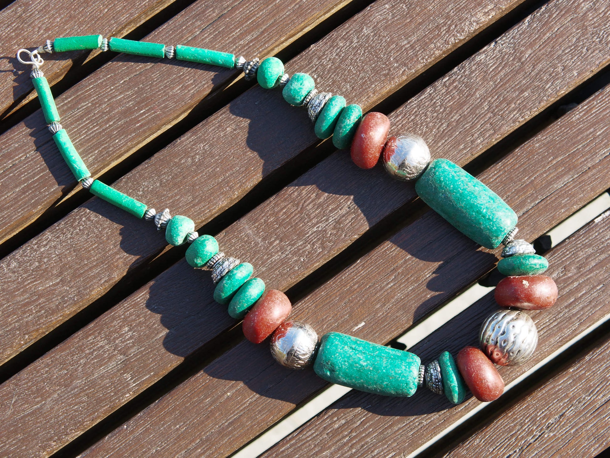 Collana tribale Amazigh, Berbera. Fatta a mano da artigiani berberi tradizionali con perline in pietre, corna, resine plastiche e vegetali naturali , alcuni pezzi in argentone. Il diametro massimo della collana è di 2cm. Pezzo unico di origine tribale. lunghezza 55cm, peso 150 gr